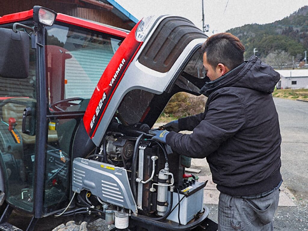 農機具の買取チェックをしている様子